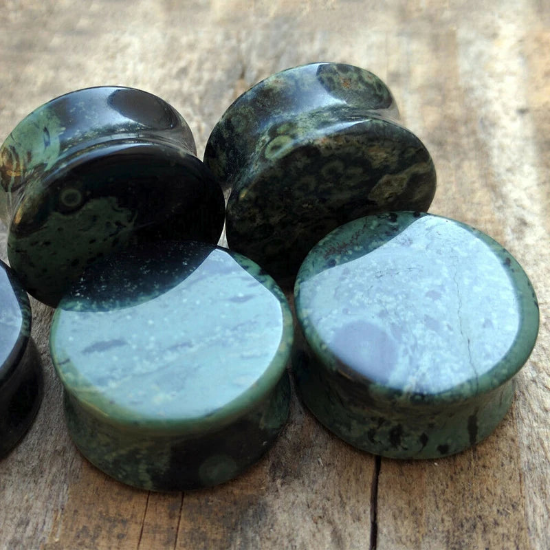 ONE PAIR GREEN EYE STONE PLUGS